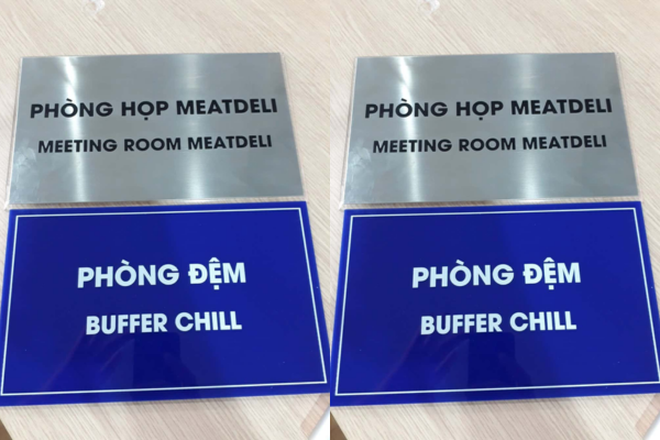 Bảng tên phòng họp cần treo ở vị trí hợp lý không che khuất lối đi