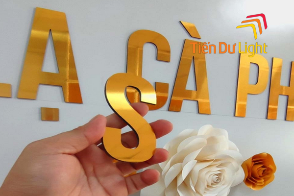 Yếu tố ảnh hưởng đến giá chữ alu gương vàng