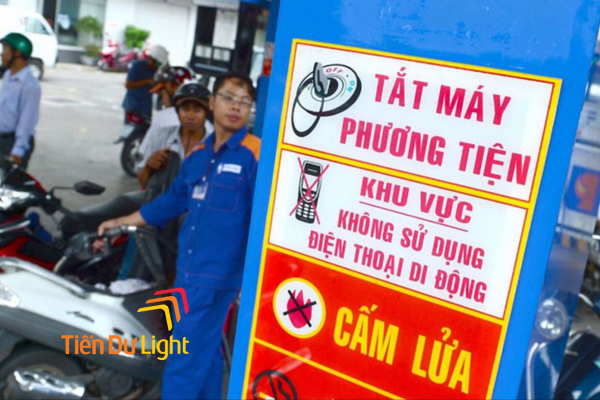 Biển báo cấm sử dụng điện thoại tại cửa hàng xăng dầu