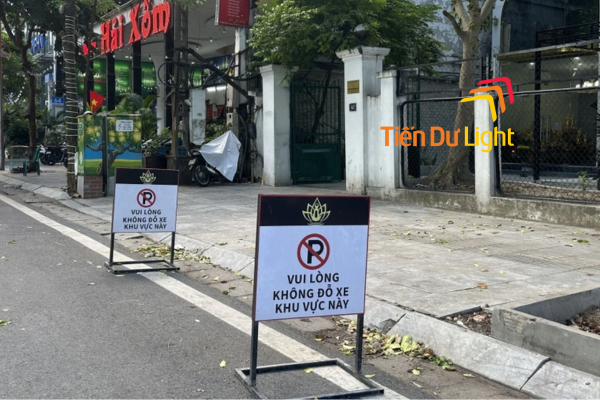 Biển cấm đỗ xe chân đứng