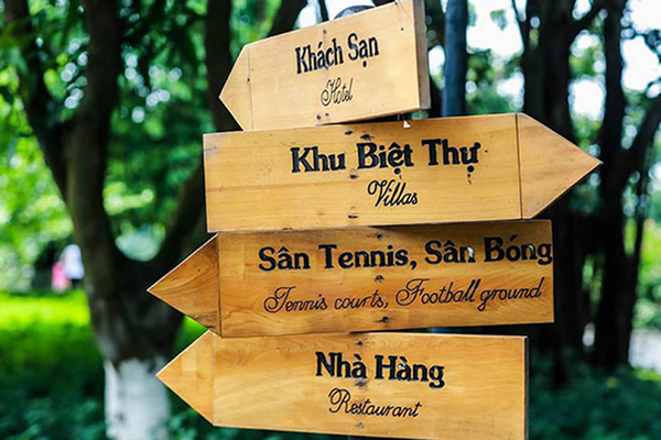 Biển chỉ dẫn bằng gỗ được nhiều khu nghỉ dưỡng ưa chuộng