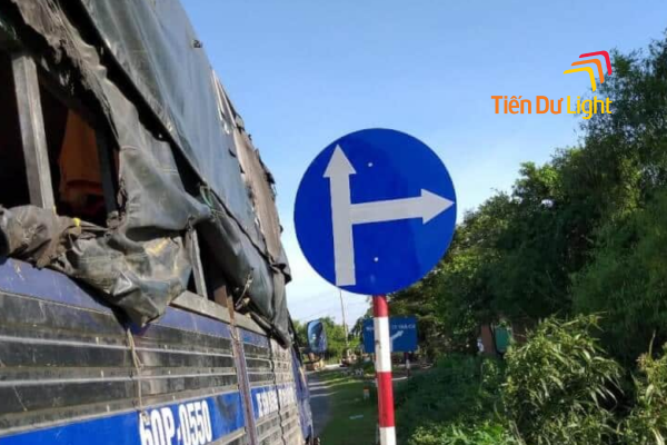 Biển chỉ dẫn đi thẳng điều hướng giao thông thuận tiện an toàn