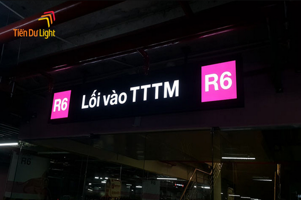 Biển chỉ dẫn lối vào trung tâm thương mại