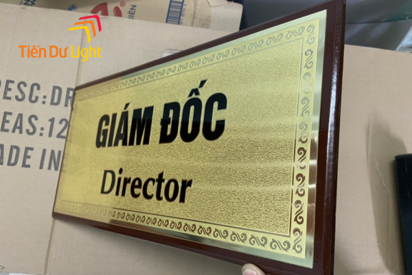 Biển chức danh gỗ mặt đồng
