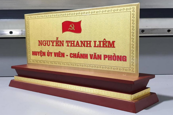 Biển chức danh đồng ăn mòn ấn tượng, sang trọng