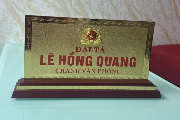 Thi công biển chức danh mạ vàng ở đâu uy tín, chất lượng?