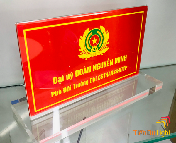 Tìm hiểu về biển chức danh mica để bàn