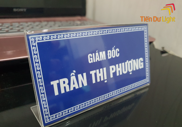 Ứng dụng của biển chức danh mica để bàn