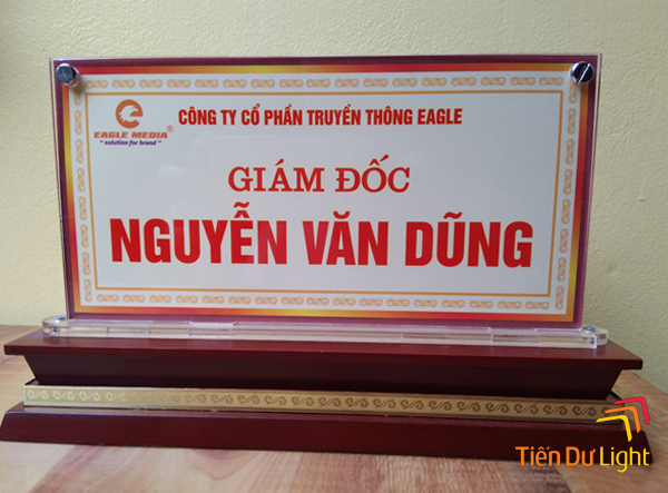 Các loại biển chức danh mica để bàn phổ biến