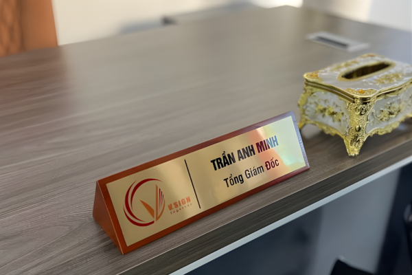 Biển chức danh tam giác đế gỗ