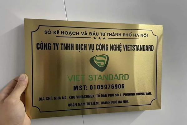 Biển công ty inox vàng sang đẹp, bền theo thời gian