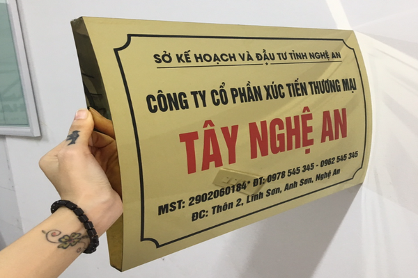 Biển inox cong nhiều người lựa chọn
