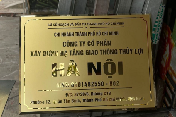 Đặc điểm của biển inox vàng gương