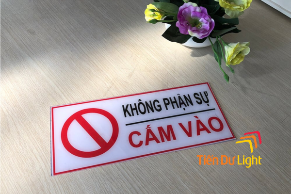Biển báo không phận sự miễn vào mica