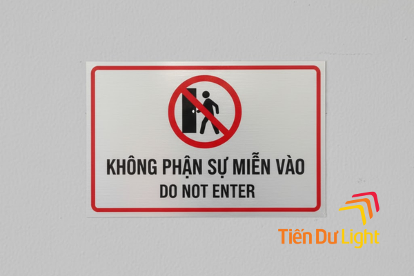 Biển báo không phận sự miễn vào dán decal