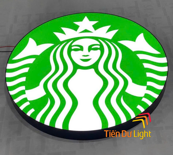 Logo Starbucks sau khi bật đèn nổi bật, gây ấn tượng từ xa