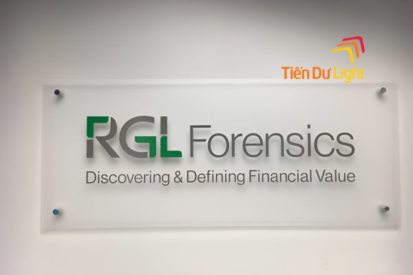 Biển mica treo tường chi phí hợp lý