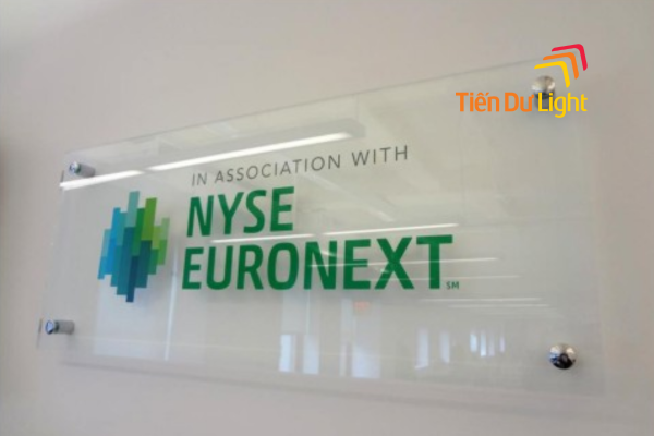 Biển mica treo tường sang trọng