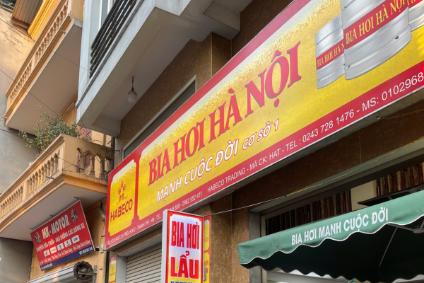 Biển quảng cáo bán bia ấn tượng thu hút khách hàng từ xa