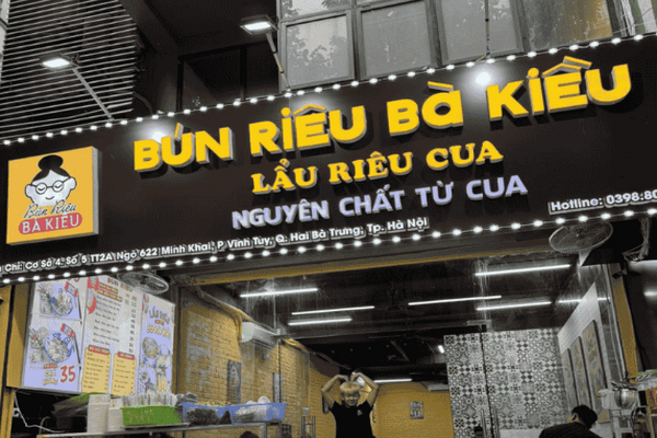 Biển quảng cáo bún riêu cua nổi bật, thu hút khách