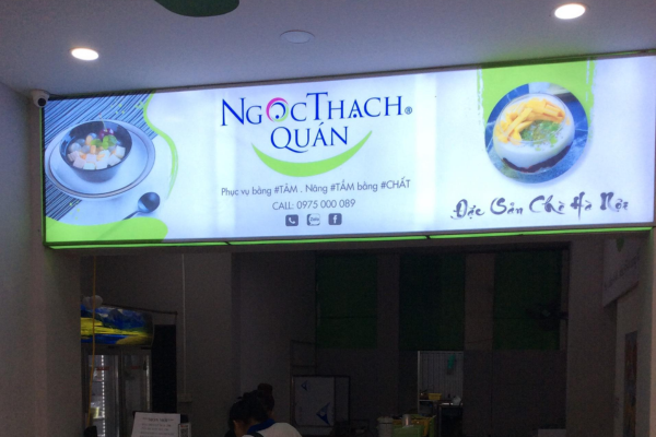 Biển hộp đèn bên trong quán chè