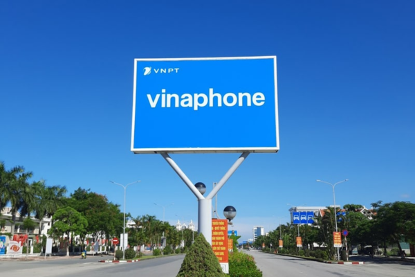 Biển quảng cáo đứng ngoài trời là gì?