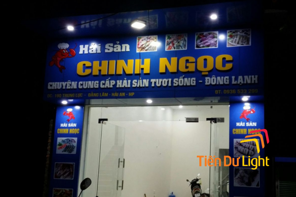 Kết hợp đèn chiếu sáng giúp bảng hiệu nổi bật