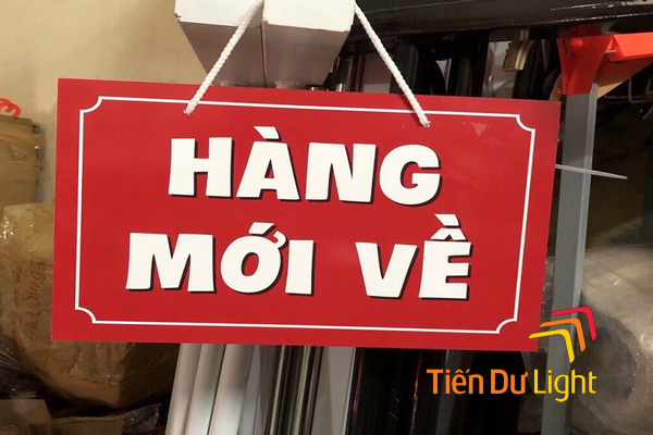 Biển quảng cáo hàng mới về được treo phổ biến ở các shop