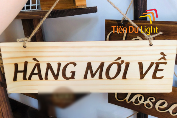 Biển quảng cáo hàng mới về bằng gỗ