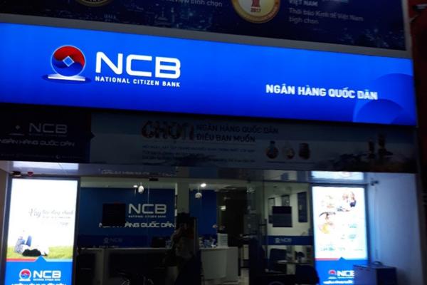 Biển hộp đèn có độ sáng nổi bật thu hút từ xa