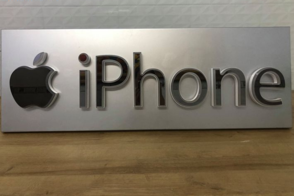 Biển quảng cáo iphone chữ nổi