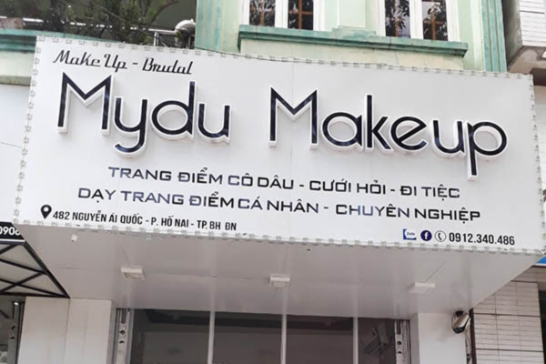 Làm biển quảng cáo make up nâng tầng nhận diện thương hiệu