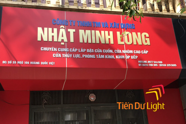 Biển quảng cáo màu đỏ ấn tượng, độc đáo