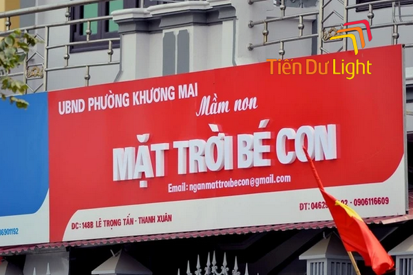 Biển quảng cáo màu đỏ nổi bật giữa phố xá
