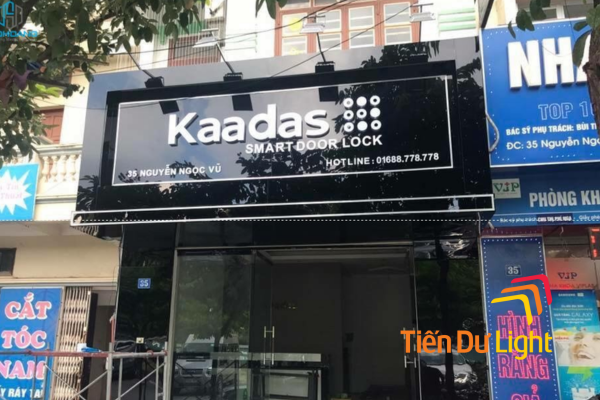 Biển quảng cáo nền đen chữ trắng nổi