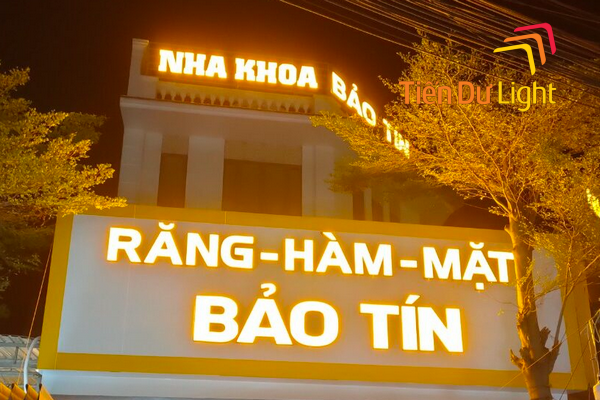 Biển quảng cáo răng hàm mặt led nổi bật