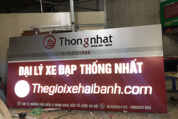 Chữ nổi chiếu sáng lúc biển quảng cáo xe đạp nổi bật