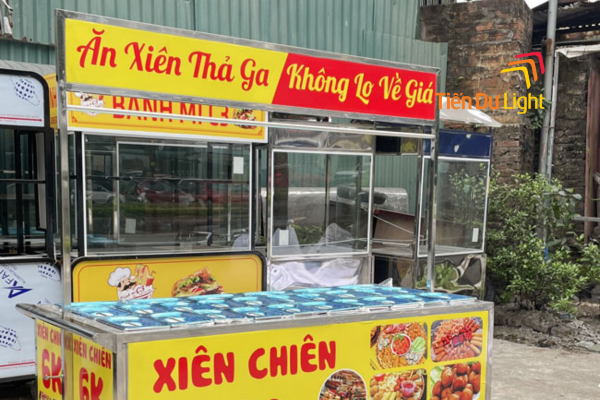 Biển xiên bẩn dán decal trên xe di động