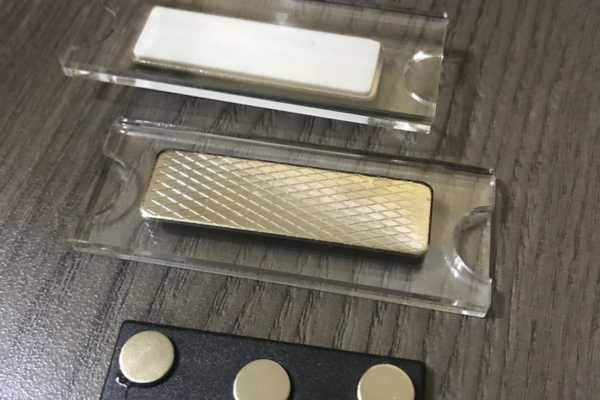 Biển tên đeo ngực mica