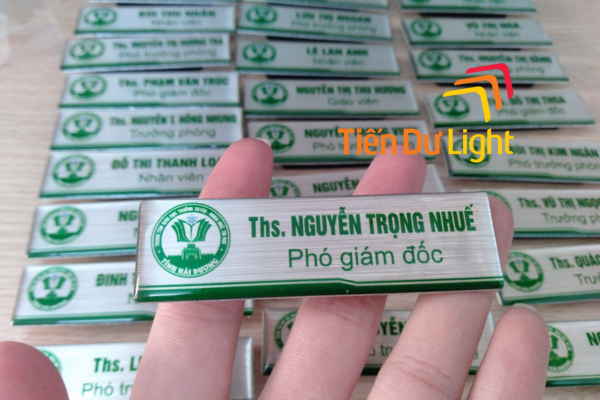 Biển tên đeo ngực gài