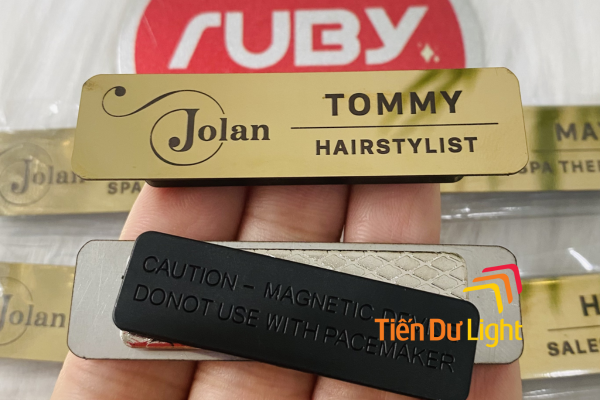 Biển tên đeo ngực inox khắc laser