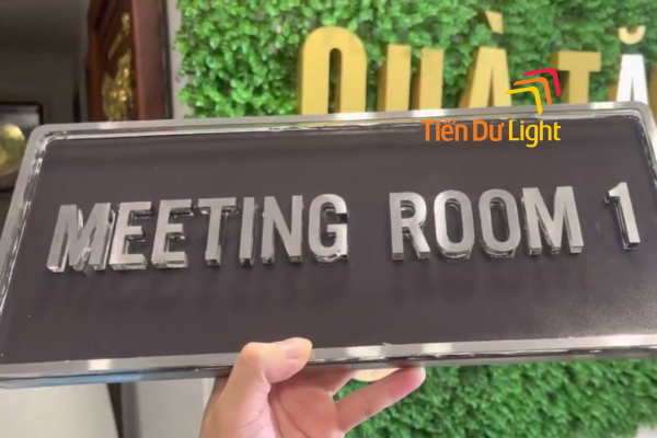 Biển treo cửa phòng chữ nổi