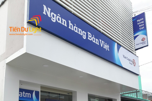 Biển vẫy 2 mặt được treo vuông góc mặt tiền 