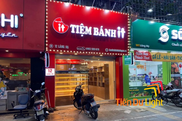 Biển vẫy tiệm bánh sinh nhật đc treo vuông góc với mặt tiền