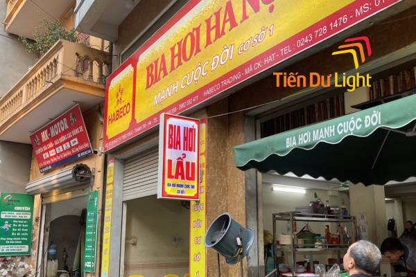 Biển vẫy thu hút sự chú ý cả hai chiều
