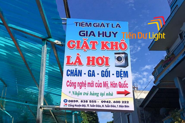 Biển vẫy giặt là thường được treo vuông góc với mặt tiền