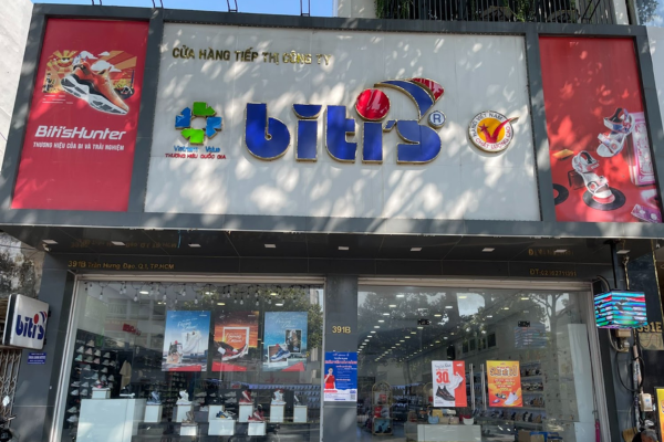 Biển vẫy được treo vuông góc với mặt tiền