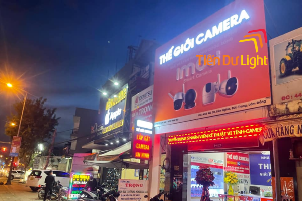 Biển vẫy led được gắn trước mặt tiền cửa hàng