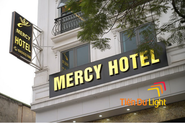 Biển vẫy khách sạn được treo vuông góc với mặt tiền