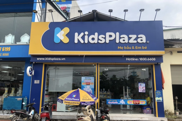 Biển vẫy tròn được gắn trước mặt tiền cửa hàng mẹ và bé